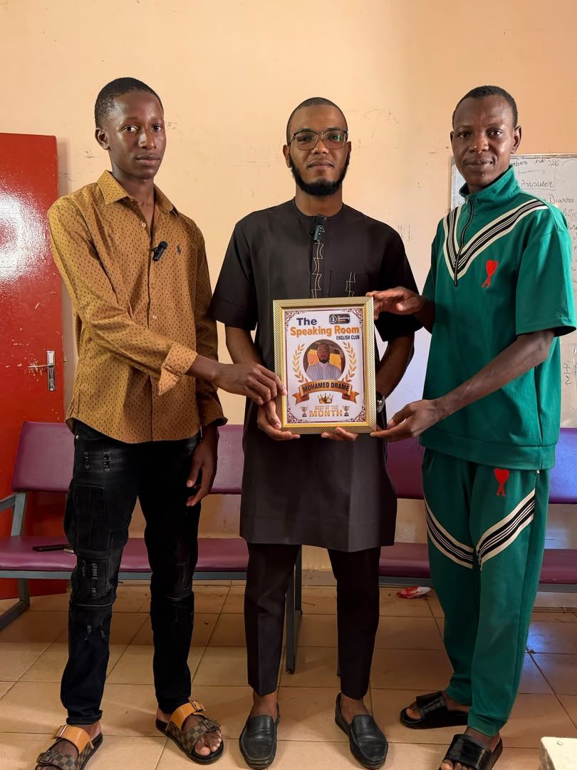 Remise d'une distinction encadrée à un membre du club
