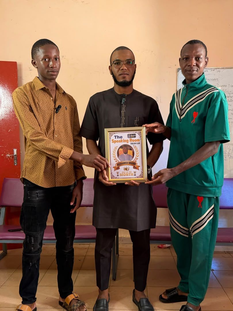 Remise d'une distinction encadrée entre membres du club
