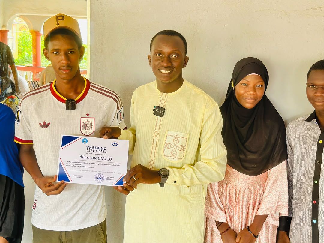 Un membre reçoit son certificat de formation (Training Certificate)